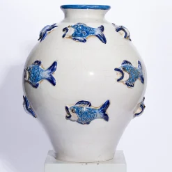 Vaso in ceramica con pesci blu in rilievo