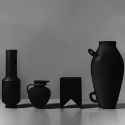 Vaso in Ceramica Nera Vessel di Rooms Studio