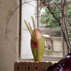 Vaso in Ceramica Seme Scudo Verticale di Sara Ricciardi