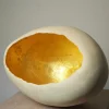 Vaso in gres bianco con interno dorato della Collezione Mutaforma