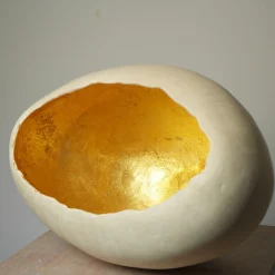 Vaso in gres bianco con interno dorato della Collezione Mutaforma