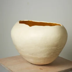 Vaso in gres bianco con interno dorato della Collezione Mutaforma
