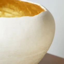 Vaso in gres bianco con interno dorato della Collezione Mutaforma