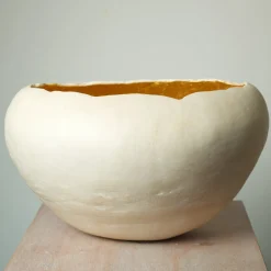 Vaso in gres bianco con interno dorato della Collezione Mutaforma