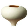 Vaso in gres bianco organico con interno dorato della collezione Mutaforma