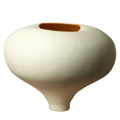 Vaso in gres bianco organico con interno dorato della collezione Mutaforma