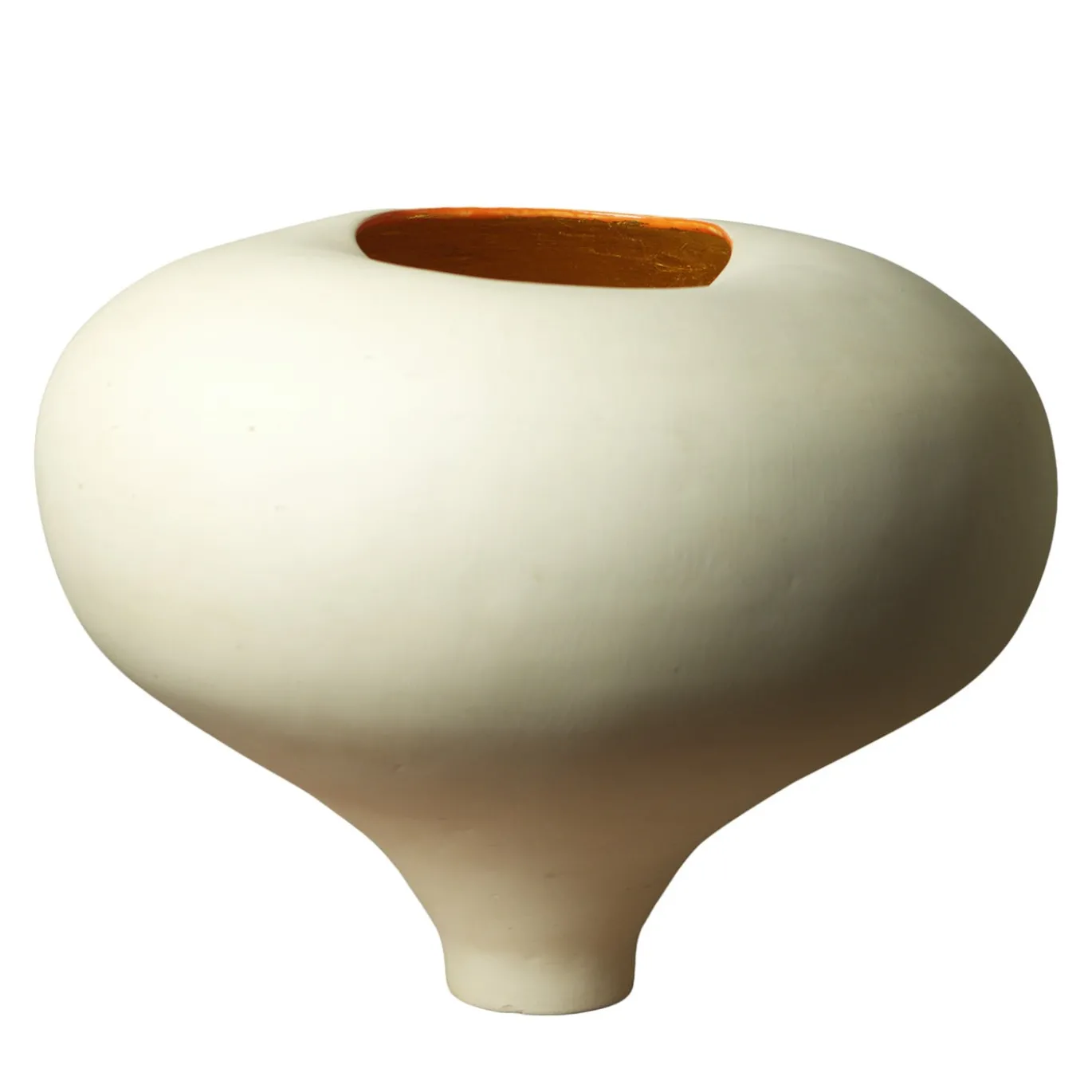 Vaso in gres bianco organico con interno dorato della collezione Mutaforma