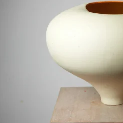 Vaso in gres bianco organico con interno dorato della collezione Mutaforma
