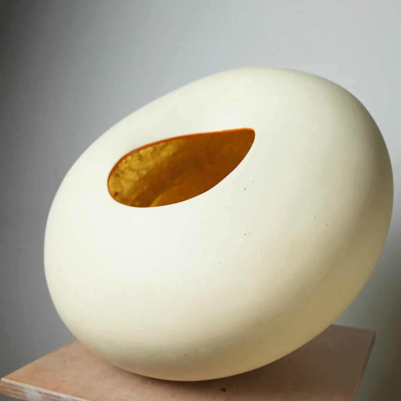 Vaso in gres bianco organico con interno dorato della collezione Mutaforma