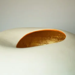 Vaso in gres bianco organico con interno dorato della collezione Mutaforma