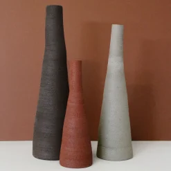 Vaso in gres nero carbone testurizzato a forma di bottiglia tronca