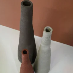 Vaso in gres nero carbone testurizzato a forma di bottiglia tronca