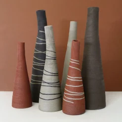 Vaso in gres nero carbone testurizzato a forma di bottiglia tronca