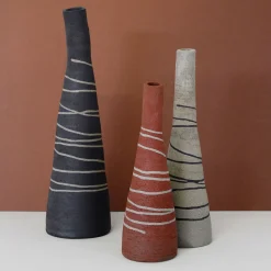 Vaso in gres nero carbone testurizzato a forma di bottiglia tronca con intarsi