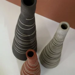 Vaso in gres nero carbone testurizzato a forma di bottiglia tronca con intarsi