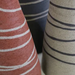 Vaso in gres nero carbone testurizzato a forma di bottiglia tronca con intarsi
