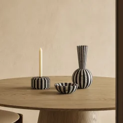 Vaso in marmo bianco e nero Nova di Jacopo Simonetti