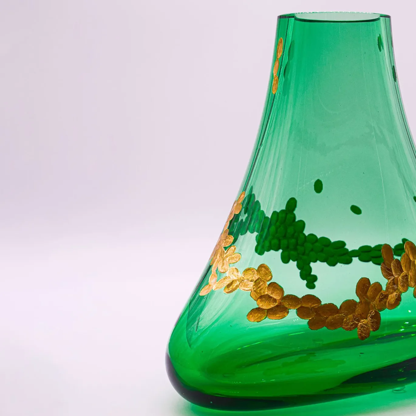 Vaso in oro e verde smeraldo