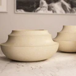 Vaso in pietra calcarea Profili A Lecce di Luca Scacchetti