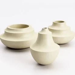 Vaso in pietra calcarea Profili A Lecce di Luca Scacchetti