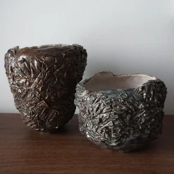 Vaso intagliato Radici 2 in ceramica smaltata grigia e marrone