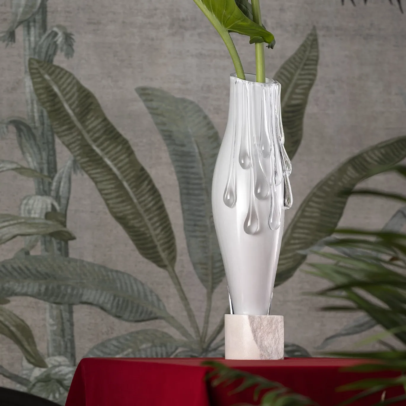 Vaso in vetro opalino Lagoon Tears con base in marmo