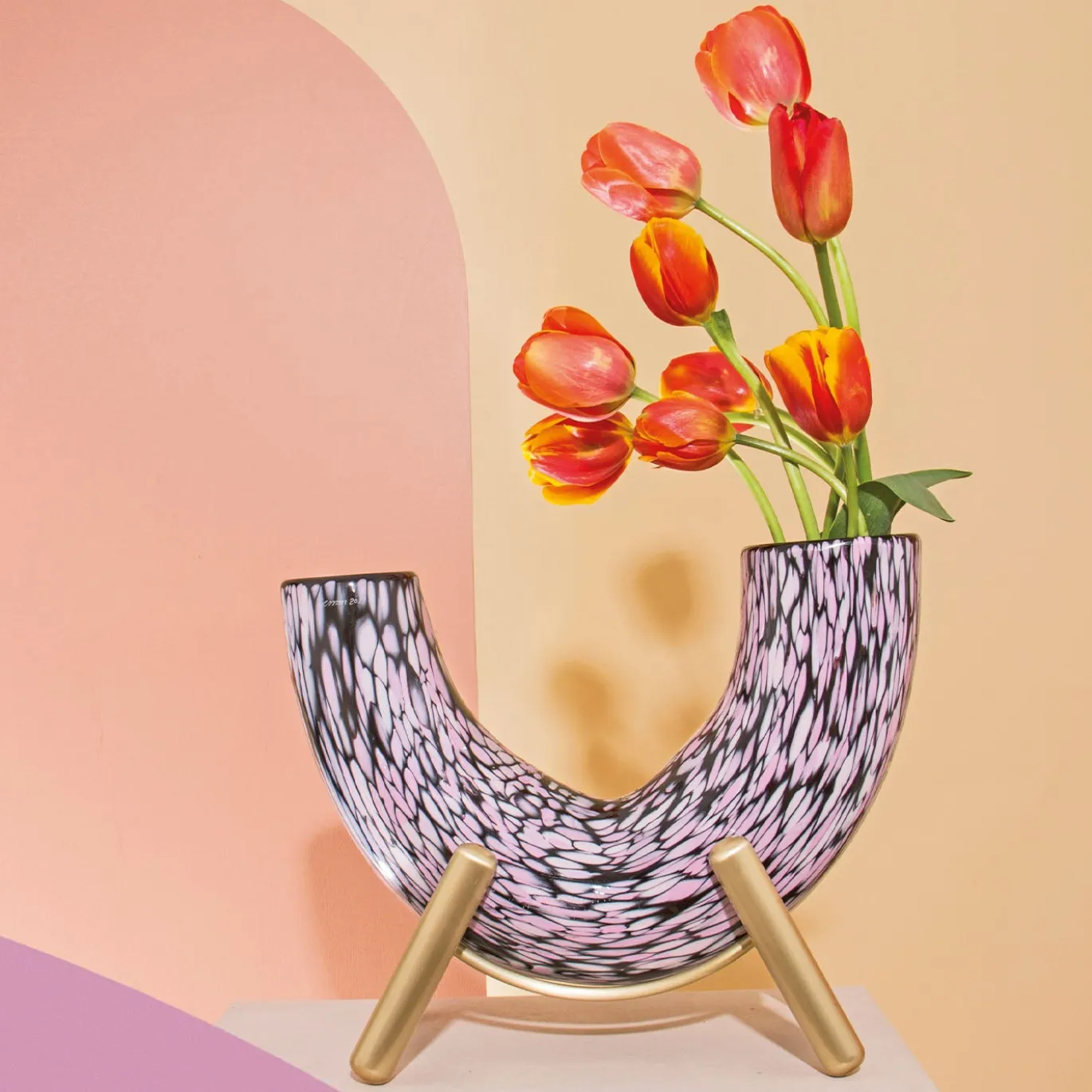 Vaso in vetro rosa a forma di ferro di cavallo Fauna Cavallo di Sara Ricciardi