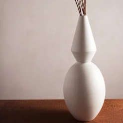 Vaso Kimolia in ceramica bianca opaca di Jean-Christophe Clair