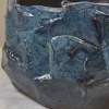 Vaso Kurinuki in ceramica smaltata blu e bronzo