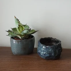 Vaso Kurinuki in ceramica smaltata blu e bronzo