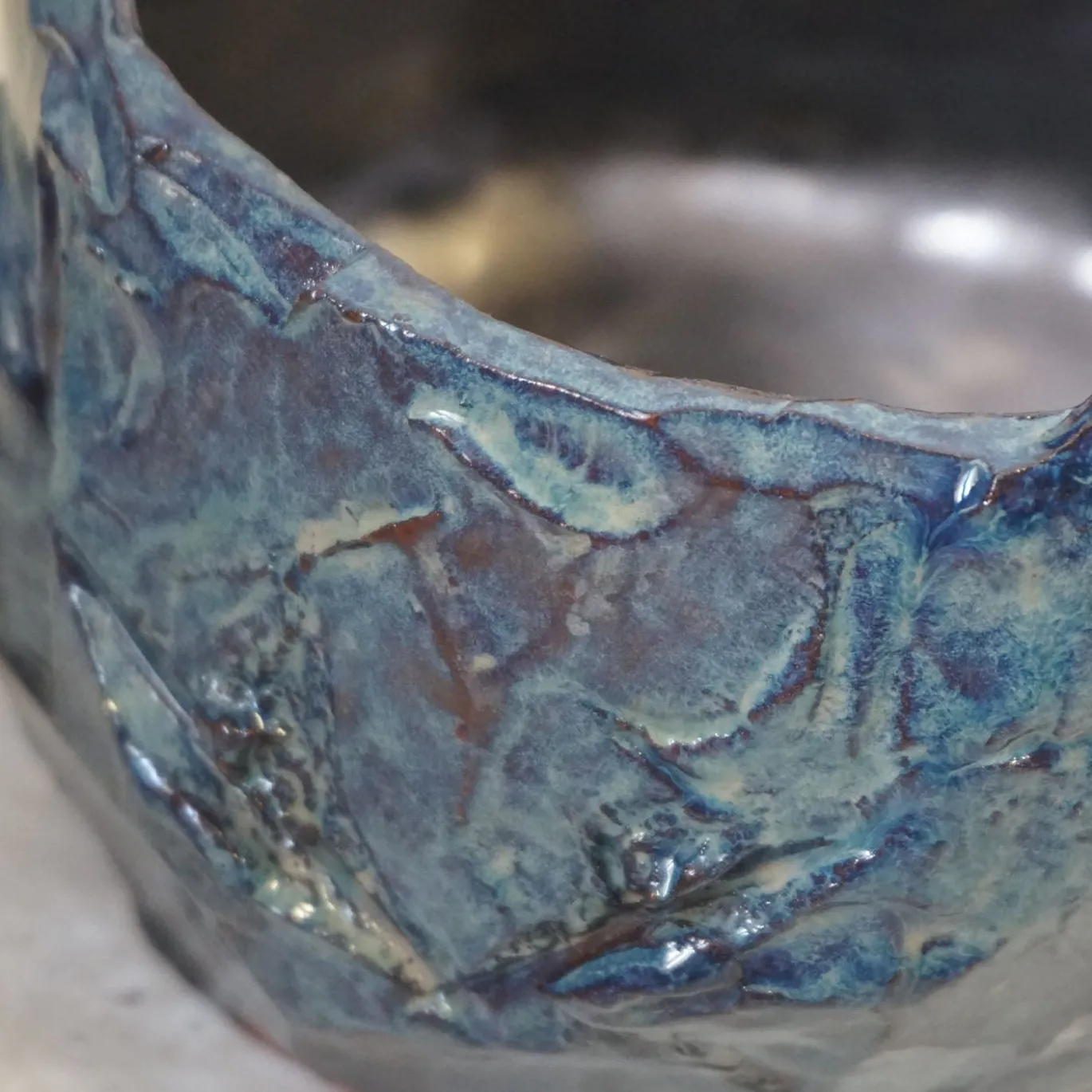 Vaso Kurinuki in ceramica smaltata blu e bronzo