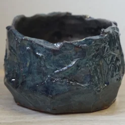 Vaso Kurinuki in ceramica smaltata blu e bronzo