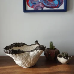 Vaso Luce in ceramica color crema opaca e smalto bronzo