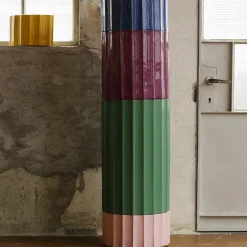 Vaso medio in ceramica viola Column di Objects Of Common Interest