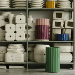 Vaso medio in ceramica viola Column di Objects Of Common Interest
