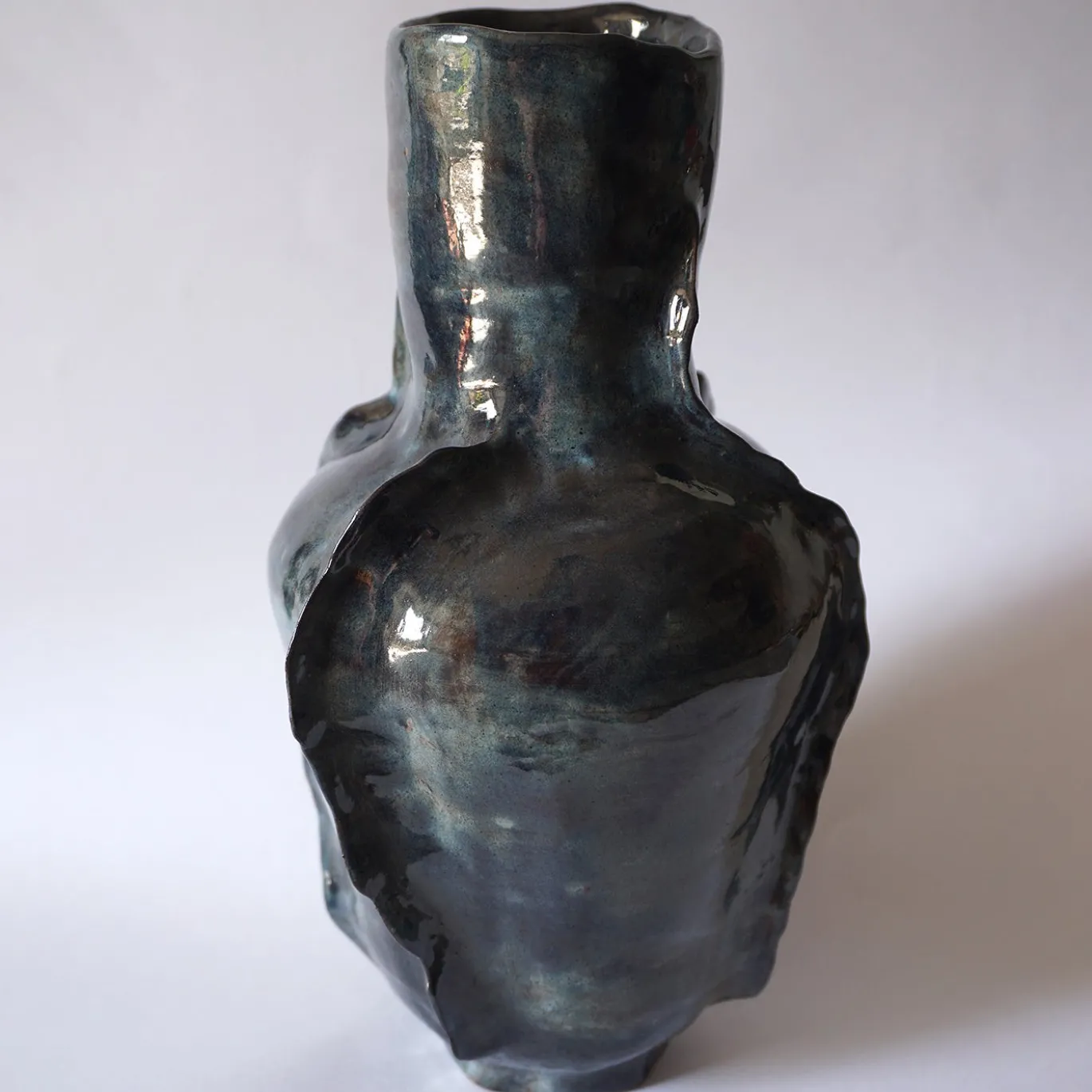 Vaso Meltemi in ceramica smaltata blu con sfumature ocra e grigie