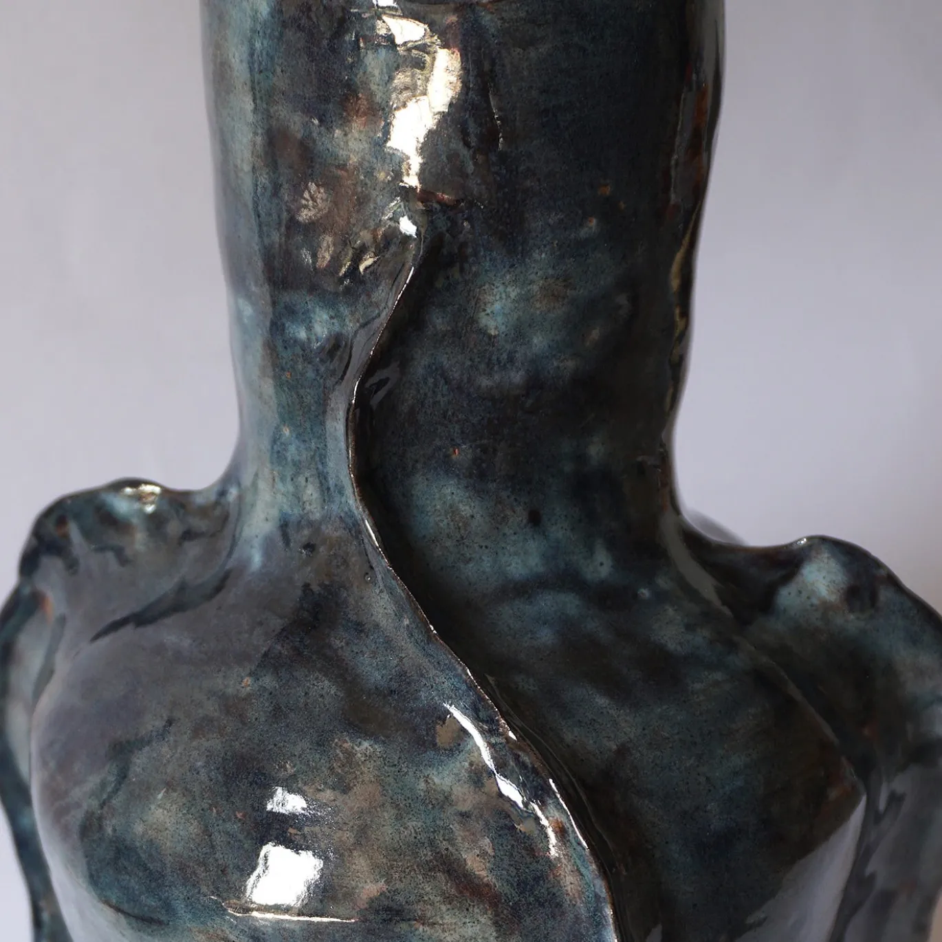 Vaso Meltemi in ceramica smaltata blu con sfumature ocra e grigie