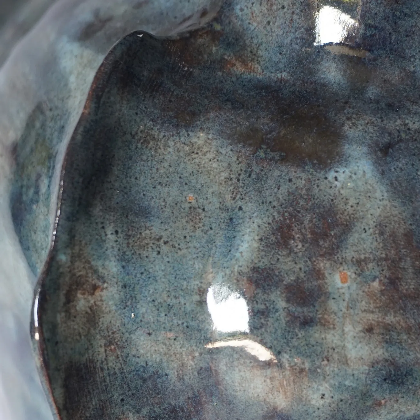 Vaso Meltemi in ceramica smaltata blu con sfumature ocra e grigie