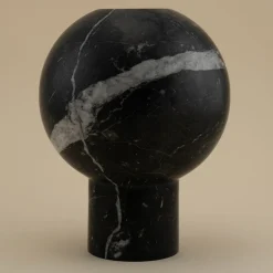 Vaso minimalista a sfera in marmo nero di Marquina