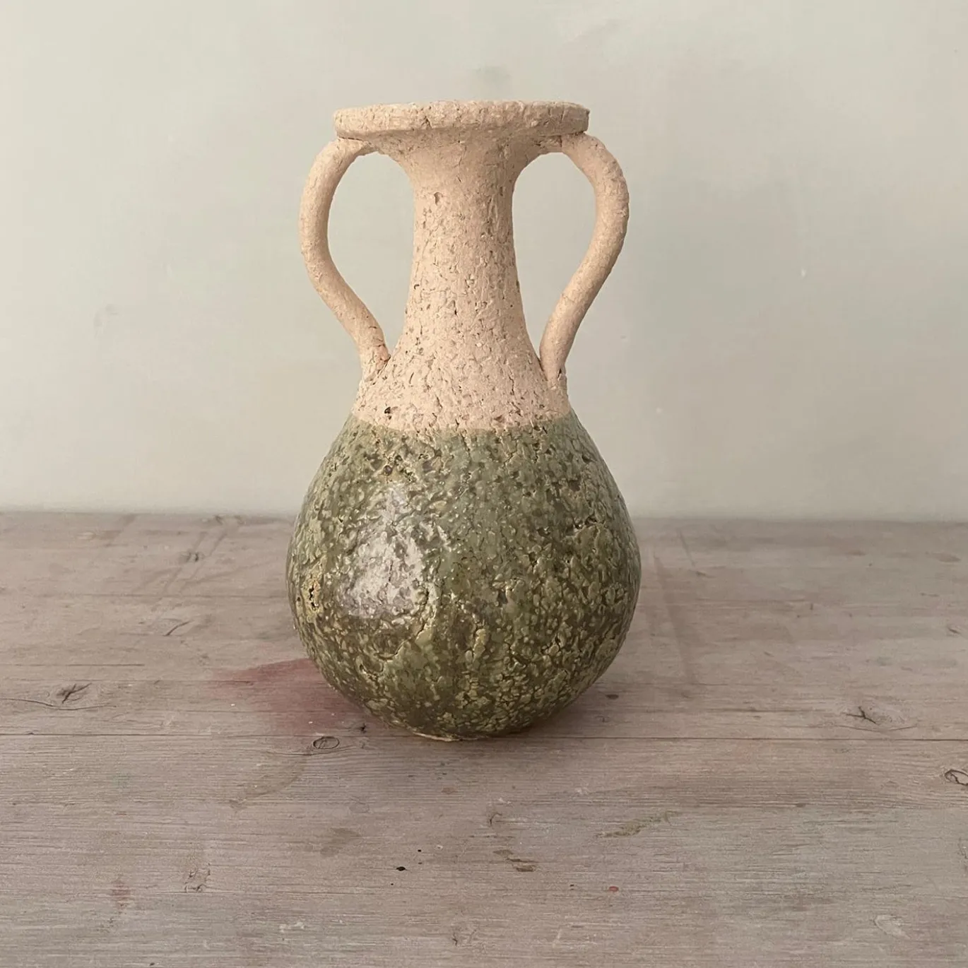 Vaso n.132a Anfora bianca con smalto verde