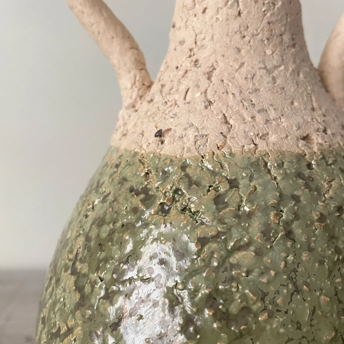 Vaso n.132a Anfora bianca con smalto verde