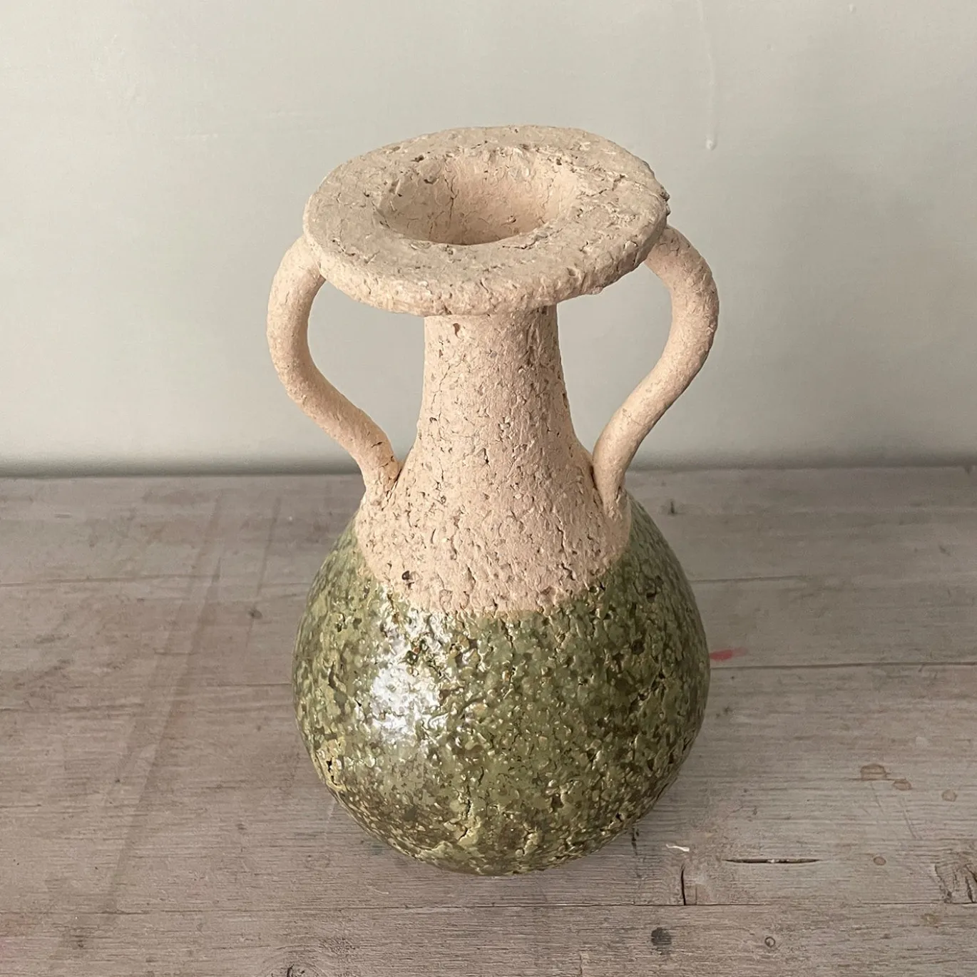 Vaso n.132a Anfora bianca con smalto verde