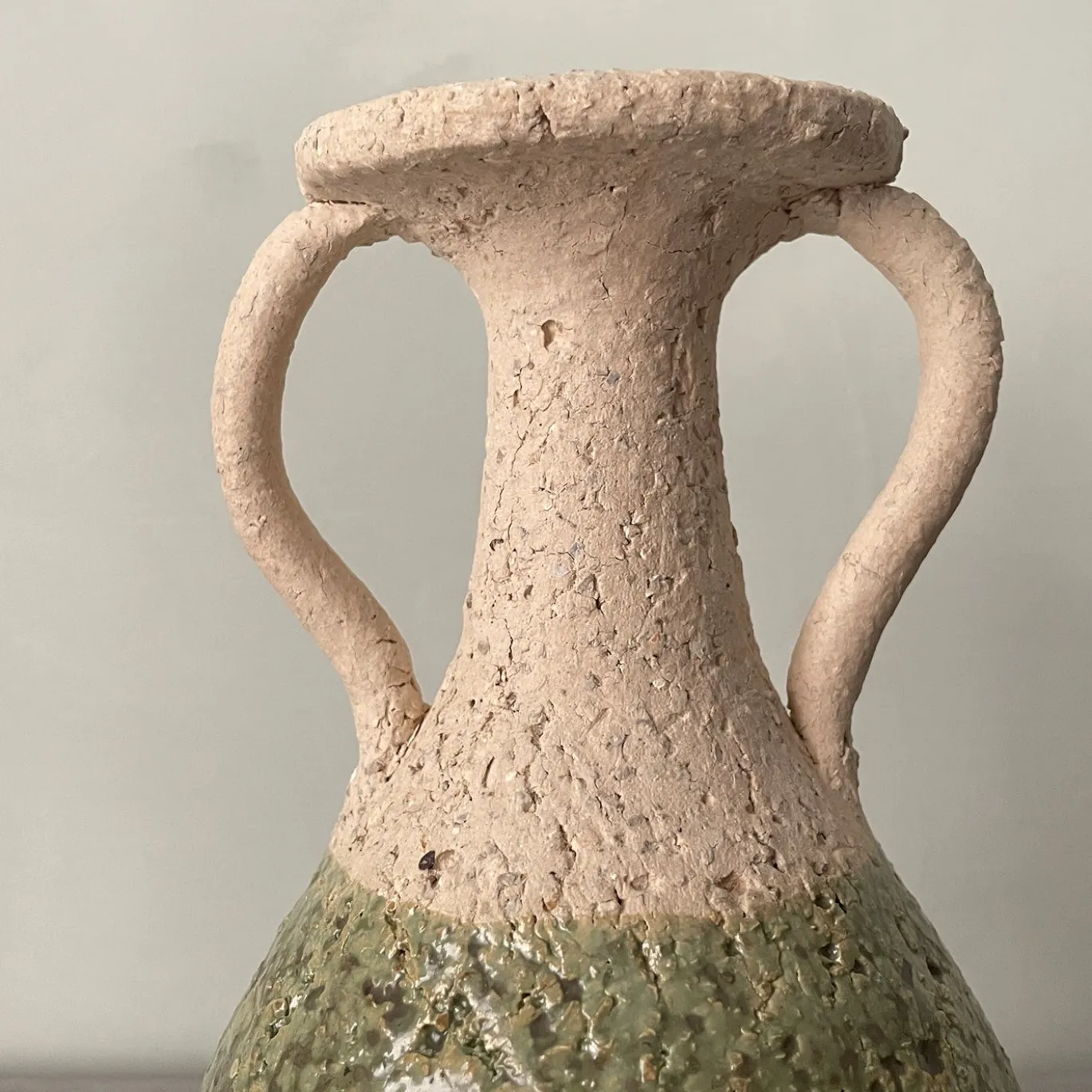 Vaso n.132a Anfora bianca con smalto verde
