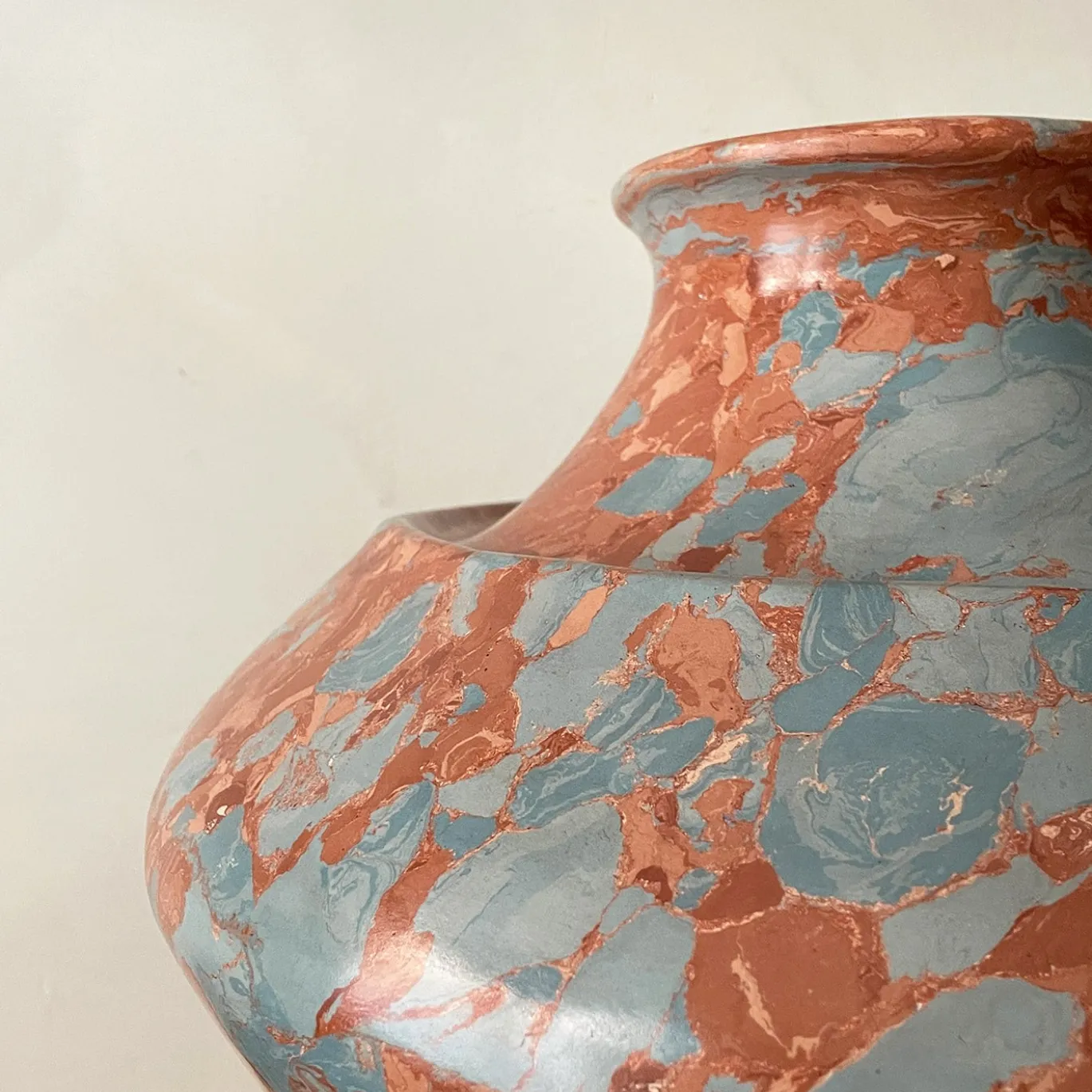 Vaso n. 173 con effetto marmo rosso e azzurro