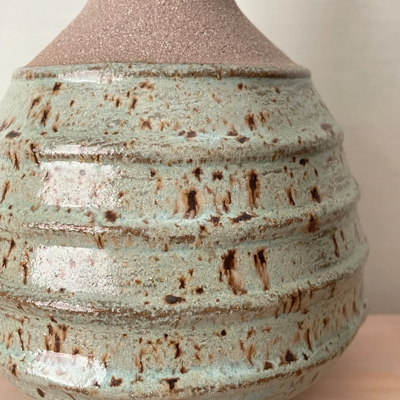 Vaso n. 166 Grigio con base smaltata verde