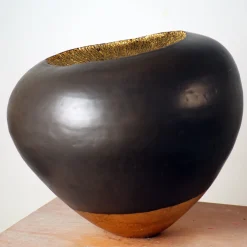 Vaso organico in ceramica bruna con foglia d’oro della collezione Spore