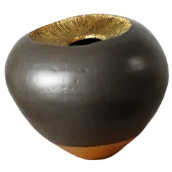 Vaso organico in ceramica bruna con foglia d’oro della collezione Spore