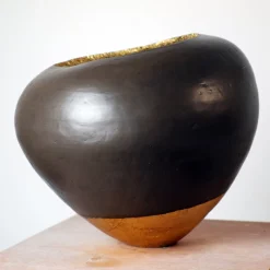 Vaso organico in ceramica bruna con foglia d’oro della collezione Spore