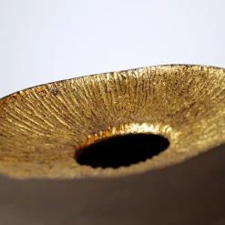 Vaso organico in ceramica bruna con foglia d’oro della collezione Spore