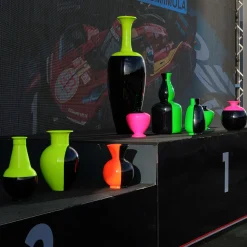 Vaso Orizzonte Fluo in ceramica fucsia e nero intenso